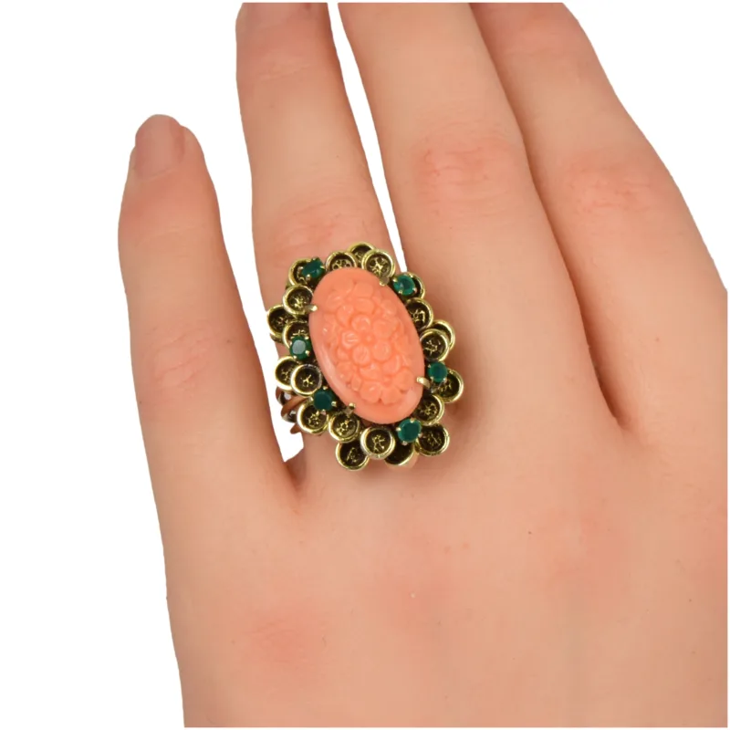 Vintage 9k Gold Carved Coral & Chalcedony Ring